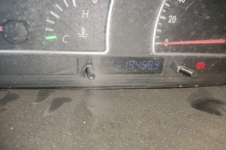 Used Dongfeng Shuaike 2011 1.6L Manual Commercial 5-Seater Odometer Close Up