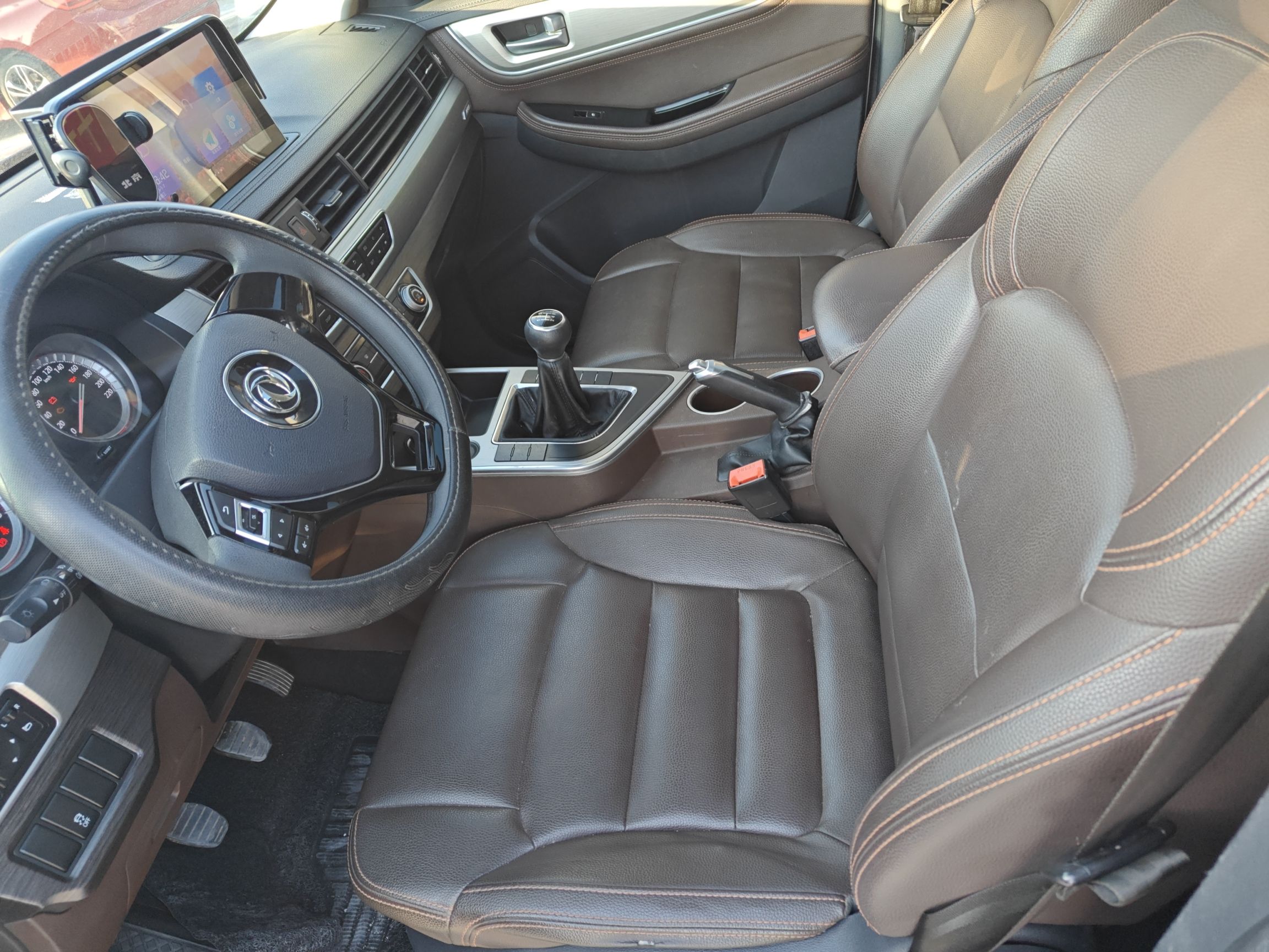 Переднее сиденье в автомобиле