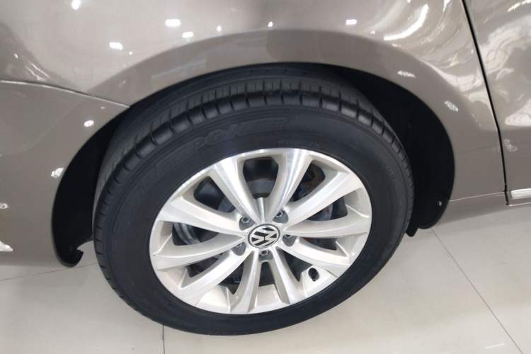 Used Volkswagen Magotan 2015 Facelift 1.8TSI Luxury Model Right Rear Wheel Hub