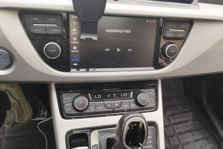 Used Geely Auto Emgrand X7 Sport 2018 1.8TD Automatic Two-Wheel Drive Zhiya Model Audio And AC Panel