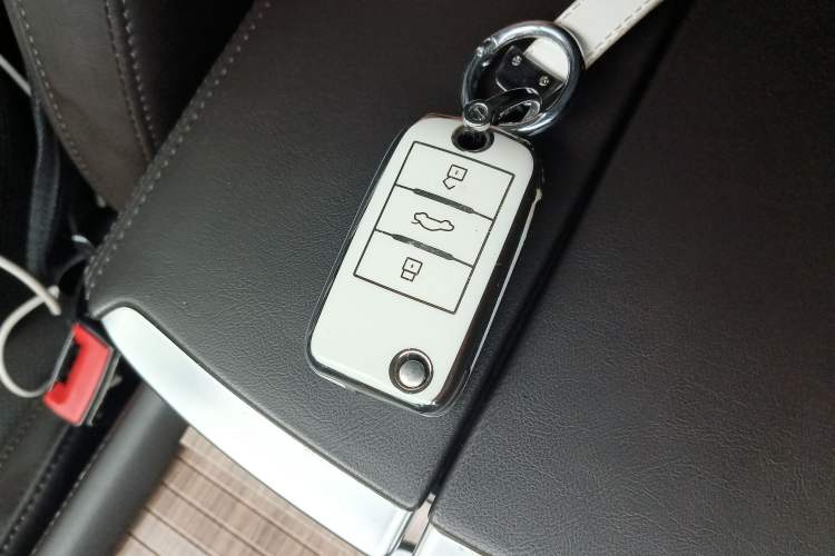 Used Roewe RX8 2018 30T Smart Connectivity Two-Wheel Drive Flagship Edition
