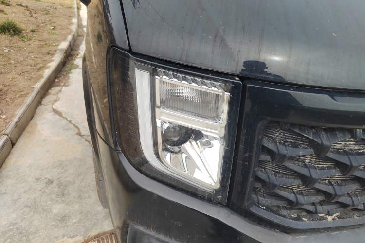 Used JMC Fushun 2023 2.0T Manual Short-Wheelbase Mid-Top Commercial Multi-Purpose 6-Seater Passenger Vehicle Right Front Headlight