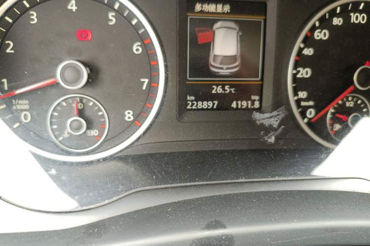 Used Volkswagen Tiguan 2015 1.8TSI Automatic Two-Wheel Drive Luxury Model Odometer Close Up