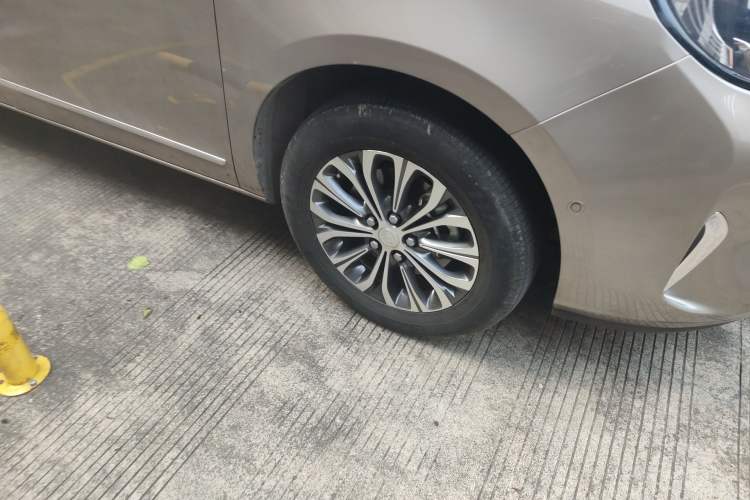 Used Buick GL8 2022 Land Business Class 652T Smart Deluxe Model Right Front Wheel Hub