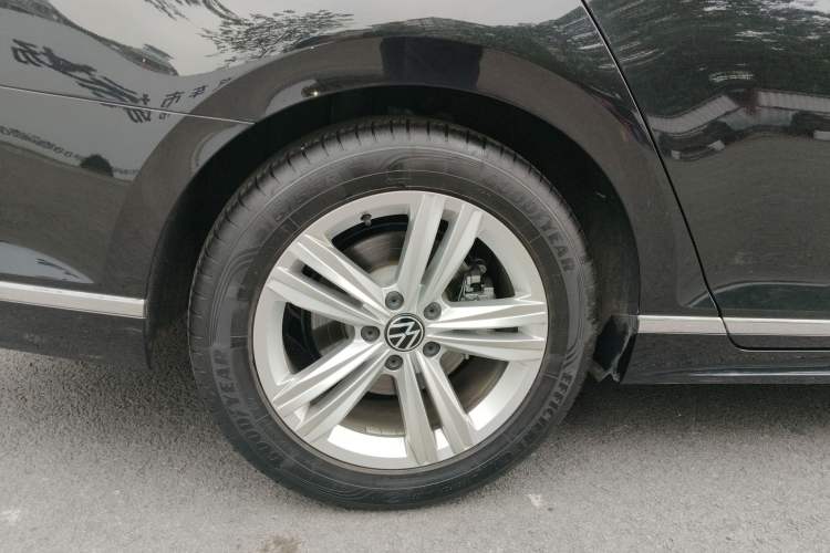 Used Volkswagen Magotan 2023 2 Million Units Limited-Edition 280TSI DSG Comfort Version Right Rear Wheel Hub