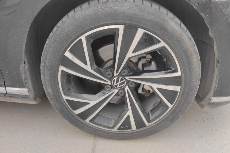 Used Volkswagen Magotan 2021 330TSI DSG 30th Anniversary Edition Right Front Wheel Hub
