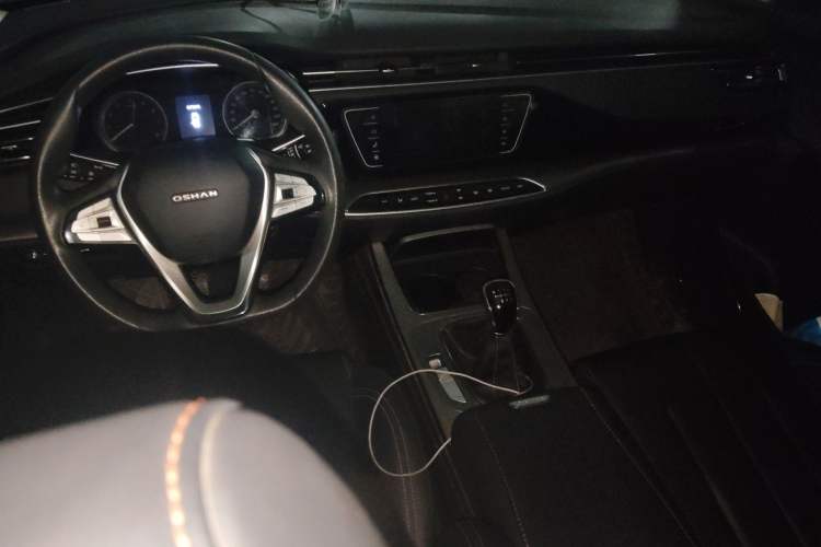 Used CHANGAN OSHAN X7 2020 1.5T Manual Luxury Version Center Console