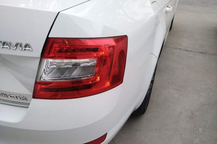 Used Skoda Octavia 2017 1.6L Automatic Smart Drive Edition Right Rear Taillight