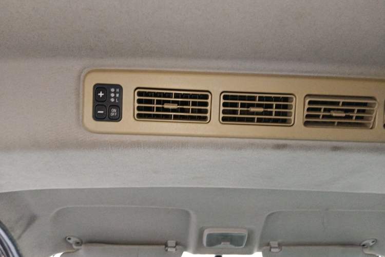 Used Dongfeng Fengon 330 2016 1.5L Manual Enjoyment Model DK15 Headliner