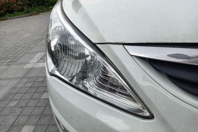 Used Hyundai Verna (older generation) 2010 Sedan 1.4L Automatic Fashionable GT Model Right Front Headlight