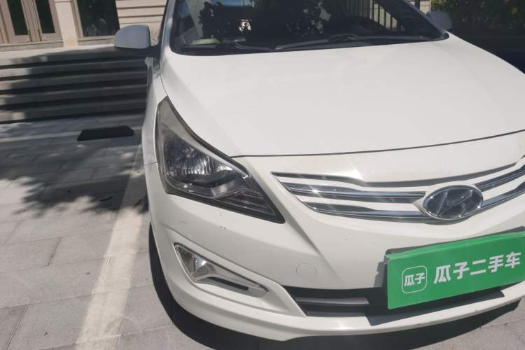 Used Hyundai Verna (older generation) 2011 Hatchback 1.4L Automatic Fashion GT Right Front Headlight