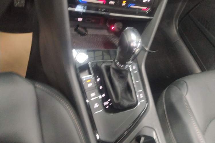 Used Volkswagen Tharu 2021 280TSI Two-Wheel-Drive Luxury Plus Edition Gear Lever