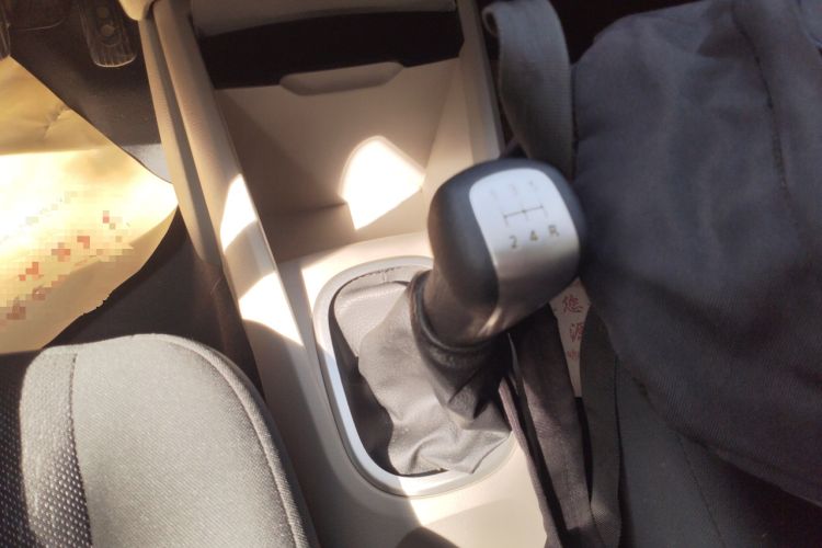 Used Venucia R50 2015 1.6L Manual Fashion Edition Gear Lever