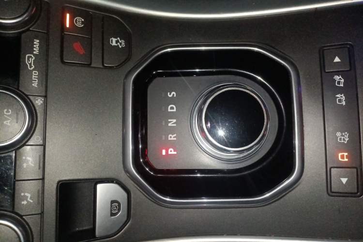 Used Land Rover Range Evoque 2014 2.0T 5-Door Luxury Edition Gear Lever