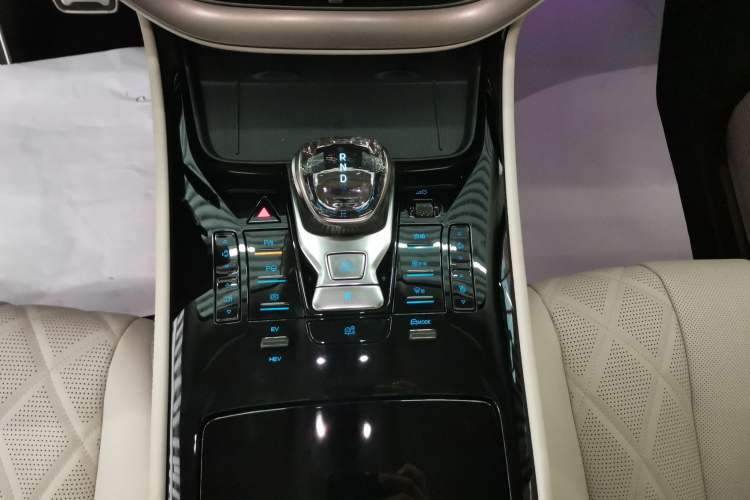 Used Denza D9 2025 DM-i Smart Drive 1020 Four-Wheel Drive Deluxe Model Gear Lever