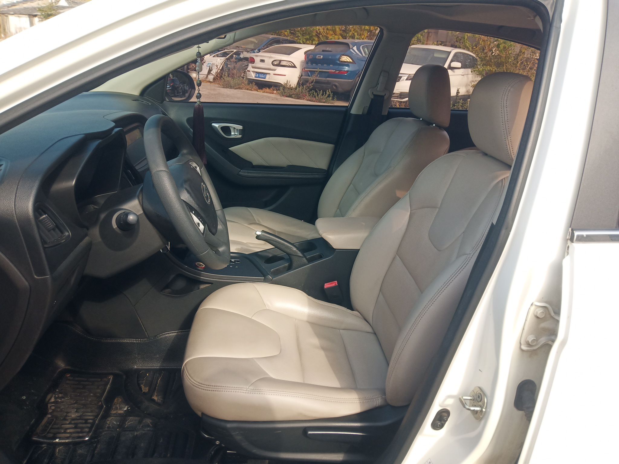 Переднее сиденье в автомобиле