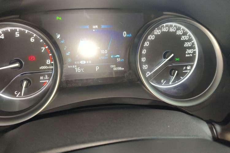 Used Toyota Camry 2018 2.0G Luxury Edition Odometer Close Up