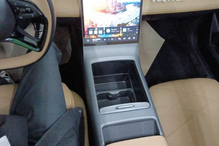 Used Geely Galaxy L6 2024 125km PLUS Dragon Edition Gear Lever