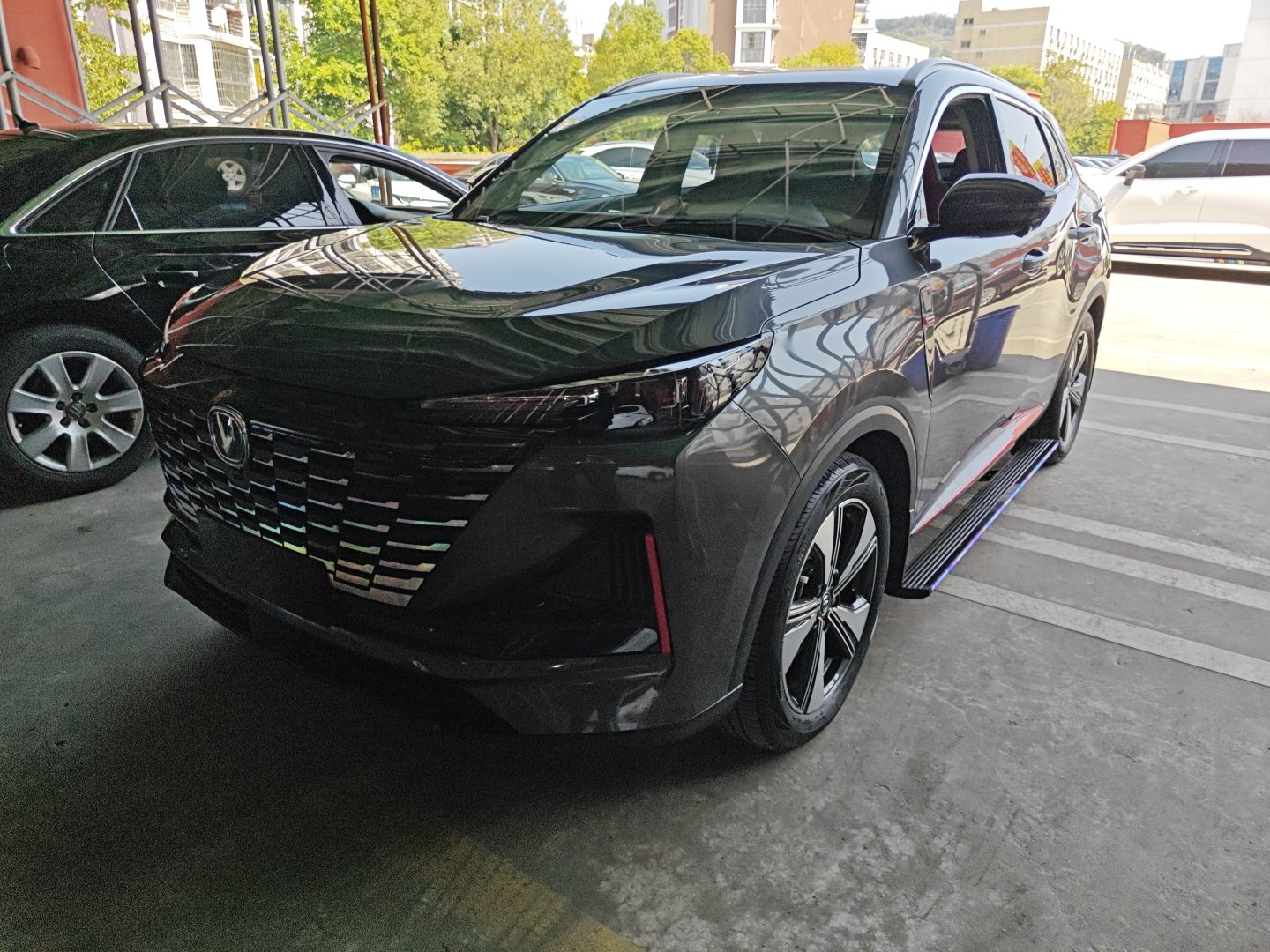 Под передней частью автомобиля