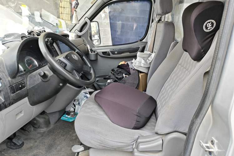 Used Dongfeng Yufeng 2021 2.3T V9 Logistics Vehicle Short Wheelbase Mid-Roof Design 5-9 Seater China V Emission Standard WP2.3