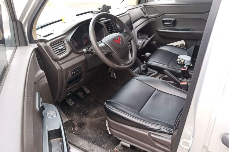 Used Wuling Hongguang V 2022 1.5L Jingqu Edition Enclosed-Window Vehicle with Hydraulic Power Steering LAR Interior 3