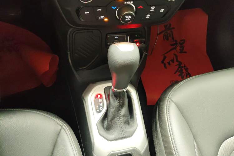 Used Jeep Renegade 2019 220T Automatic Leading Edition Gear Lever
