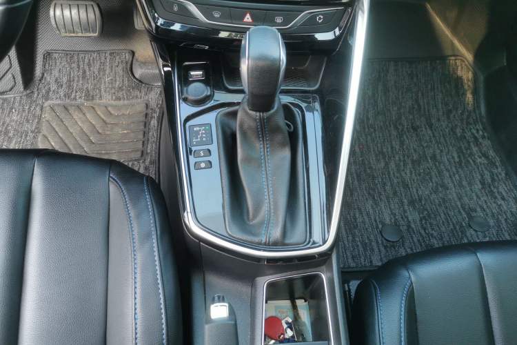 Used Peugeot 308 2019 1.6L Automatic Luxury Version China V Standard Gear Lever