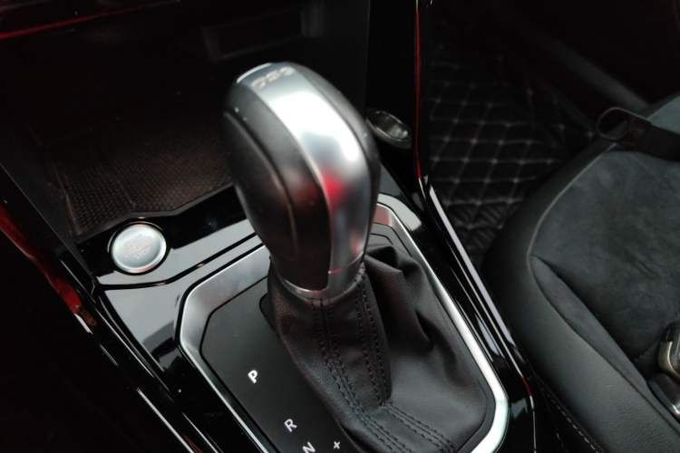 Used Volkswagen T-ROC 2019 280TSI DSG Two-Wheel-Drive Luxury Model China VI Standard Gear Lever