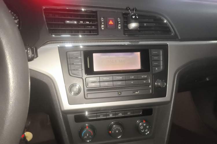 Used Volkswagen Lamando 2015 230TSI Manual Trend Edition Audio And AC Panel