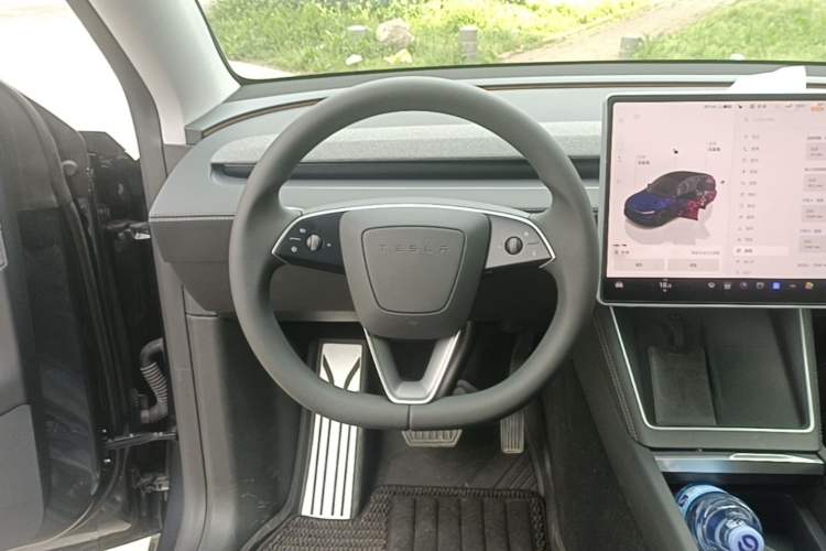 Used Tesla Model Y 2025 Rear-Wheel-Drive Version Steering Wheel