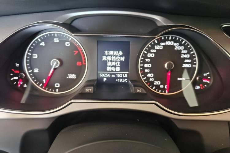 Used Audi A4L 2016 35 TFSI Automatic Comfort Model Odometer Close Up