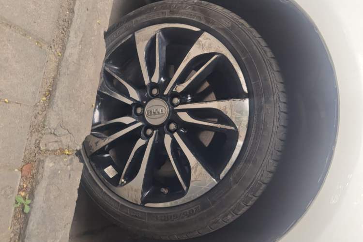 Used BYD Qin New Energy 2015 1.5T Dual-Crown Flagship Plus Edition Right Front Wheel Hub