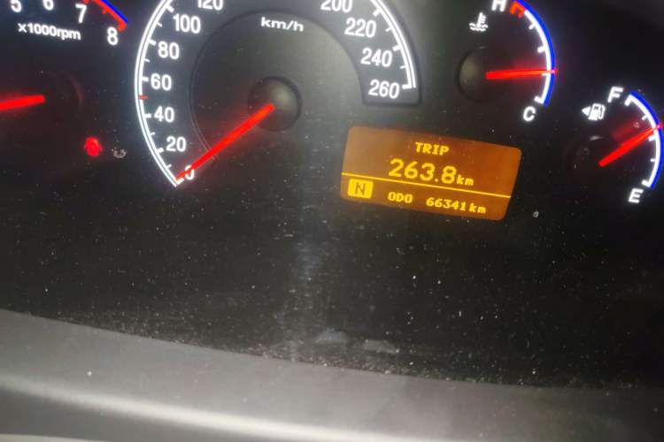 Used Hyundai Azera 2006 3.3 Top-of-the-Line Version Odometer Close Up