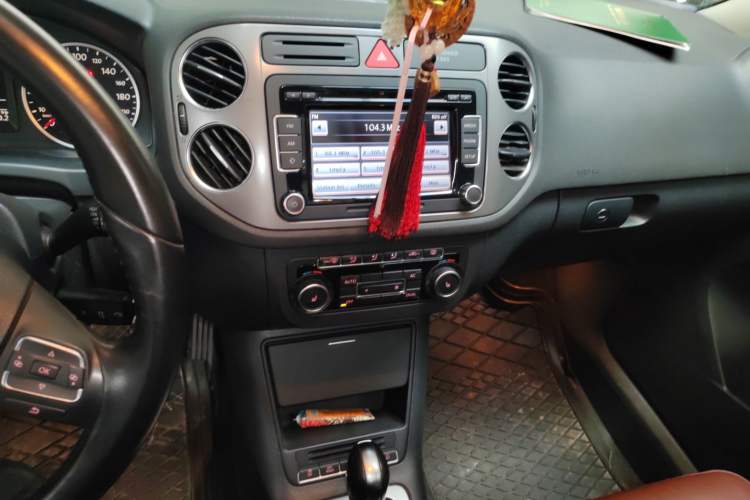 Used Volkswagen Tiguan 2009 2.0 TSI Comfort Edition Audio And AC Panel