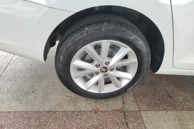 Used Skoda Rapid 2015 1.6L Manual Smart Selection Model Right Rear Wheel Hub