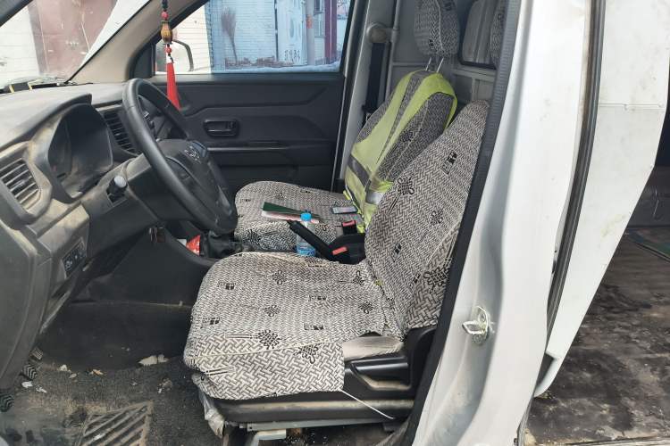 Used Wuling Hongguang V 2019 1.5L Jingqu Edition Sealed-Window Vehicle China VI LAR
