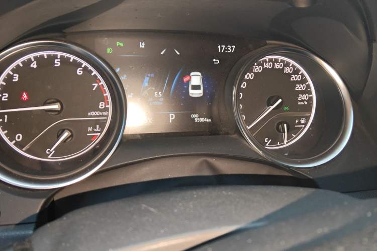 Used Toyota Camry 2021 2.0G Luxury Edition Odometer Close Up