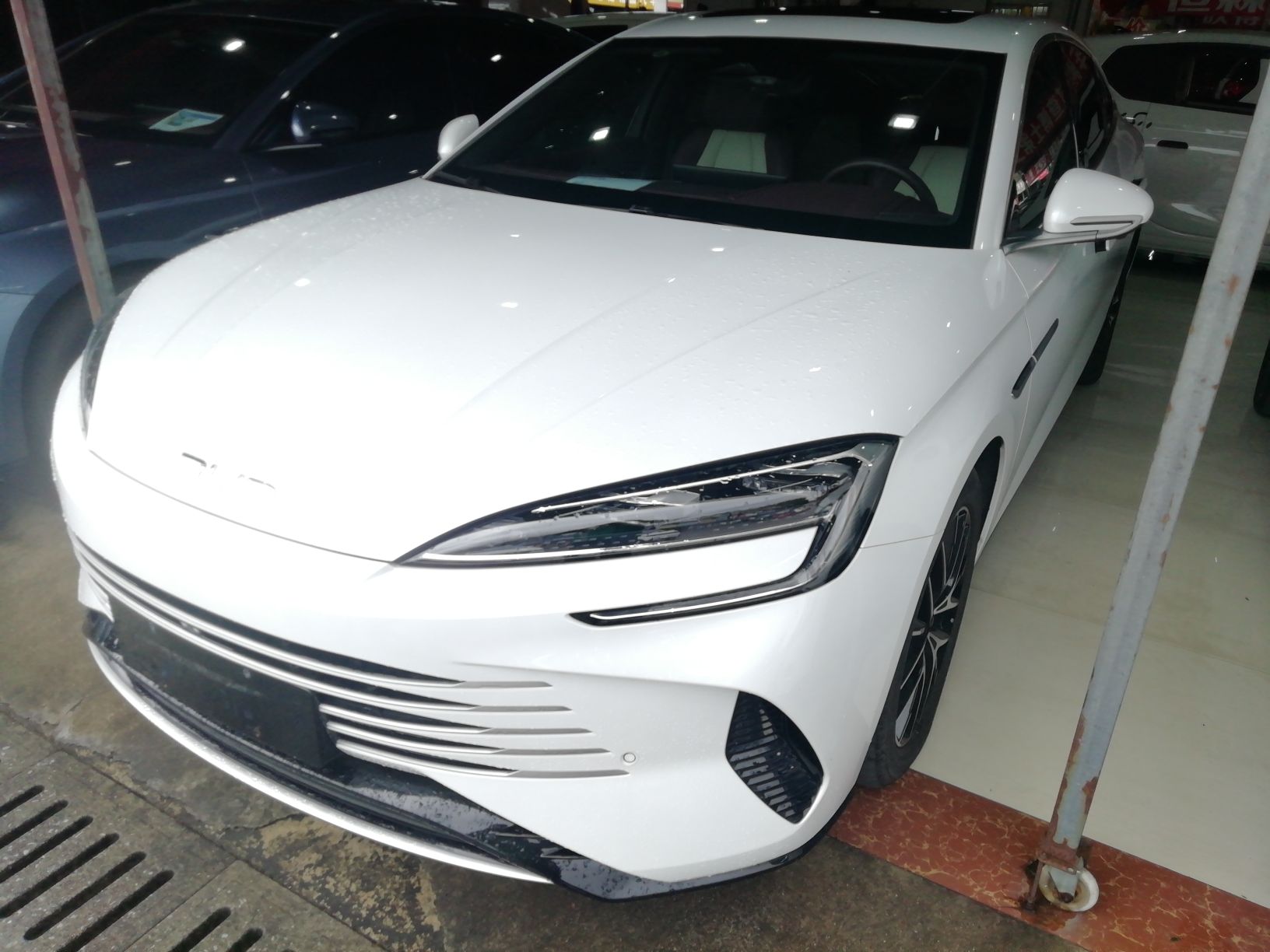 Под передней частью автомобиля