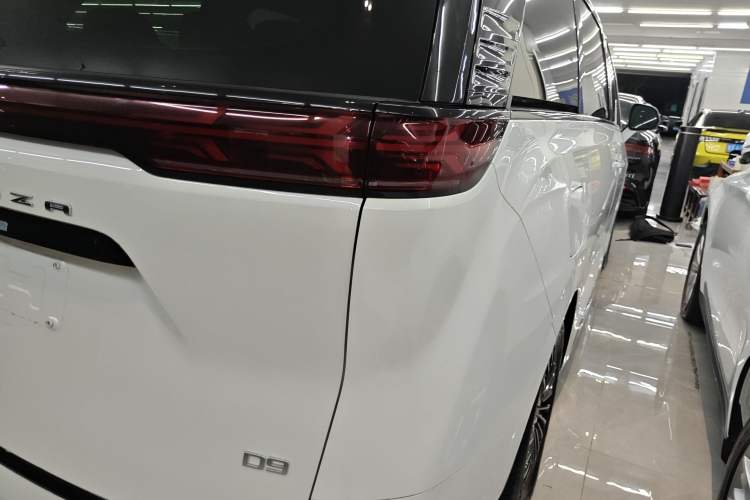 Used Denza D9 2022 DM-i 970 Four-Wheel Drive Prestige Model Right Rear Taillight