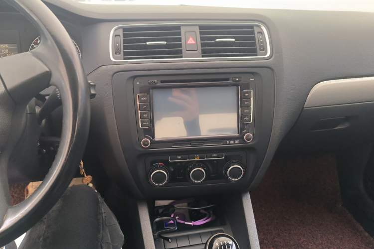 Used Volkswagen Sagitar 2014 1.6L Manual Comfort Model Audio And AC Panel