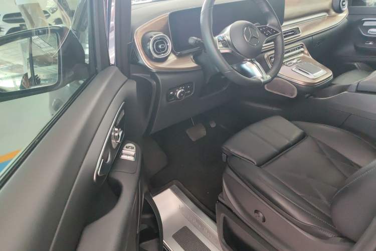 Used Mercedes-Benz V-Class 2024 V 300 Pilot Edition
