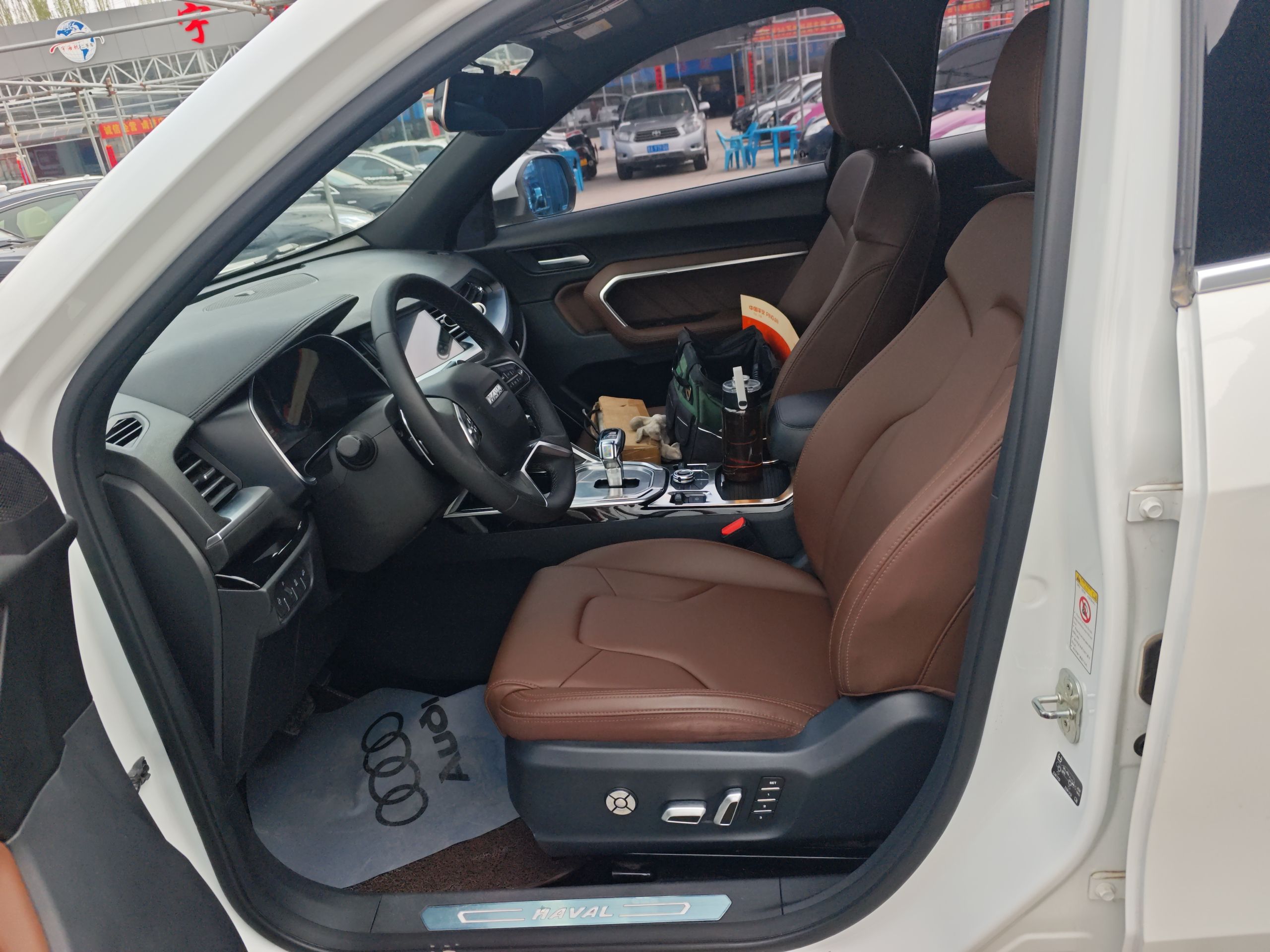 المقاعد الأمامية داخل السيارة