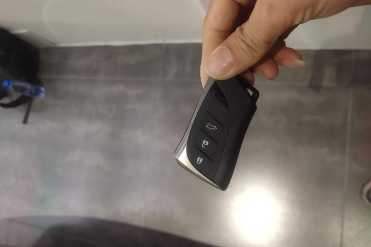 Used Lexus ES 2020 300h Deluxe Edition
