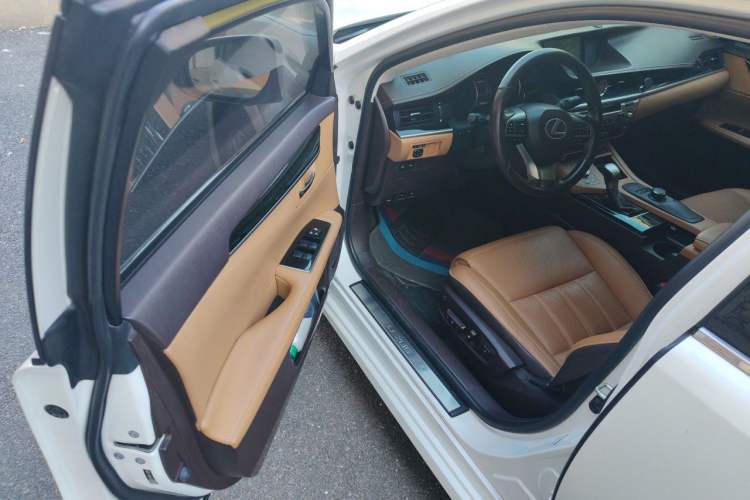 Used Lexus ES 2015 300h Comfort Edition
