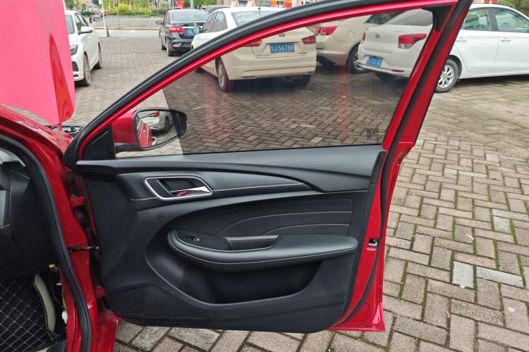 Used Roewe i5 2020 1.5L Automatic 4G Connect Luxury Flagship Edition
