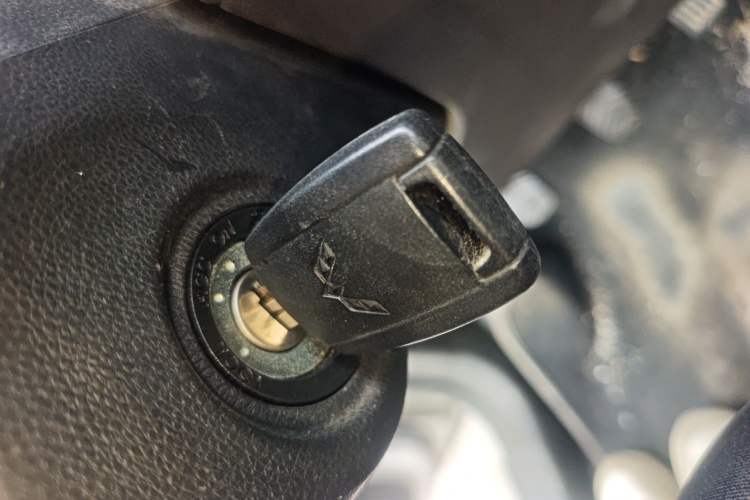 Used Wuling Hongguang V 2022 1.5L Jingqu Edition Enclosed-Window Vehicle with Hydraulic Power Steering LAR Vehicle Key