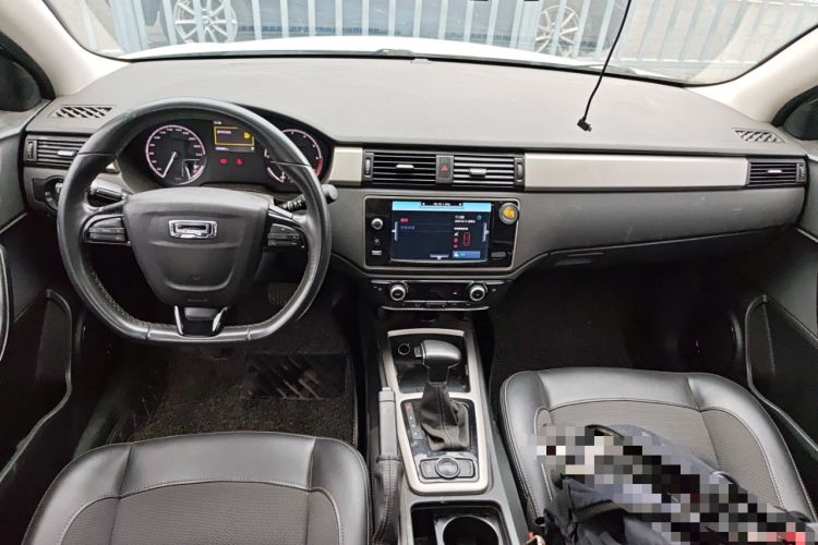 Used Qoros 3 2017 Sedan 1.6L Automatic Zhiyue Model Center Console