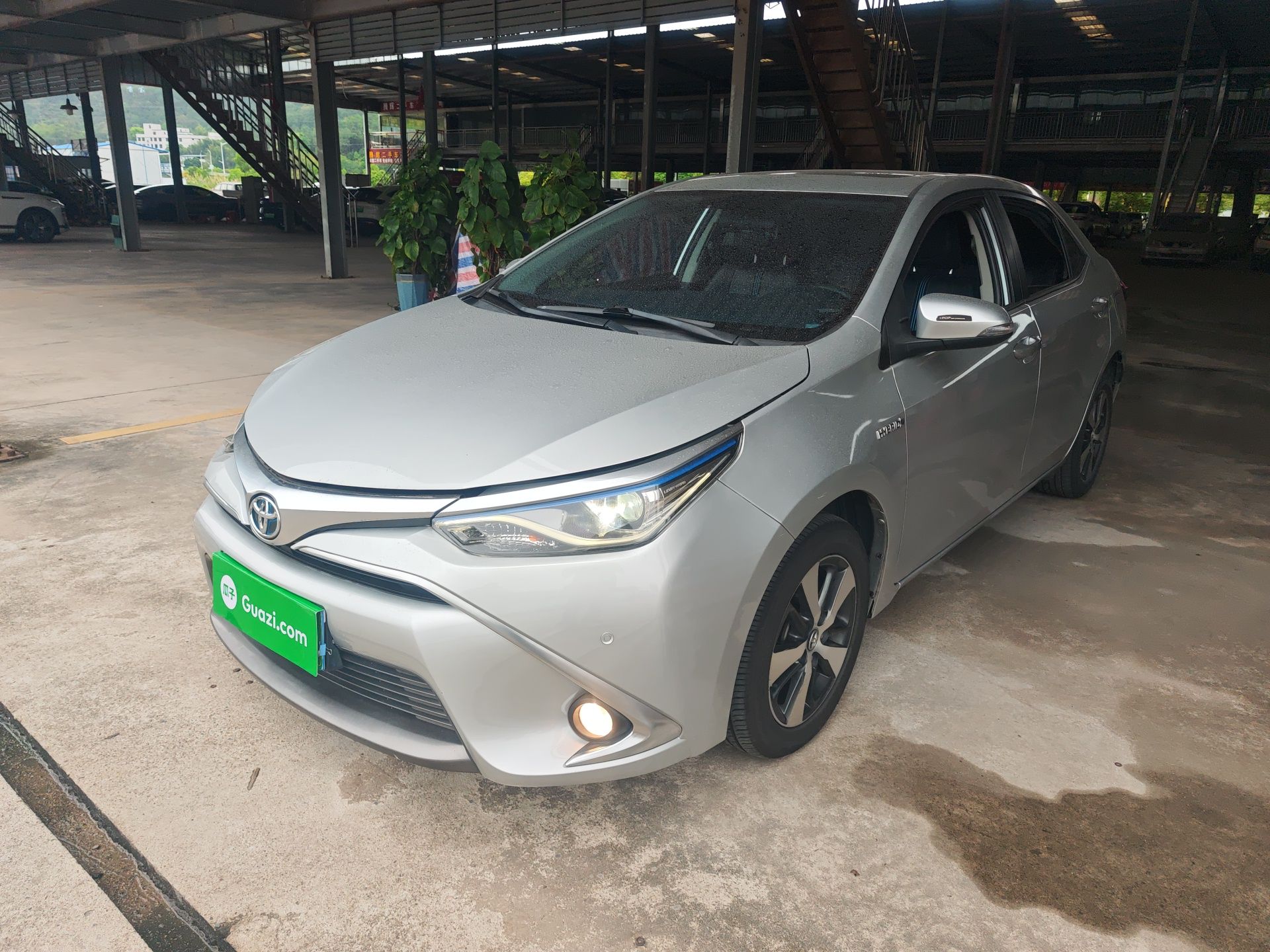 تحت مقدمة السيارة