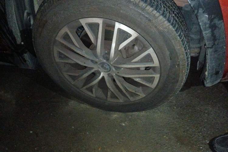 Used BYD Song New Energy 2017 Song EV300 Prestige Model Right Front Wheel Hub