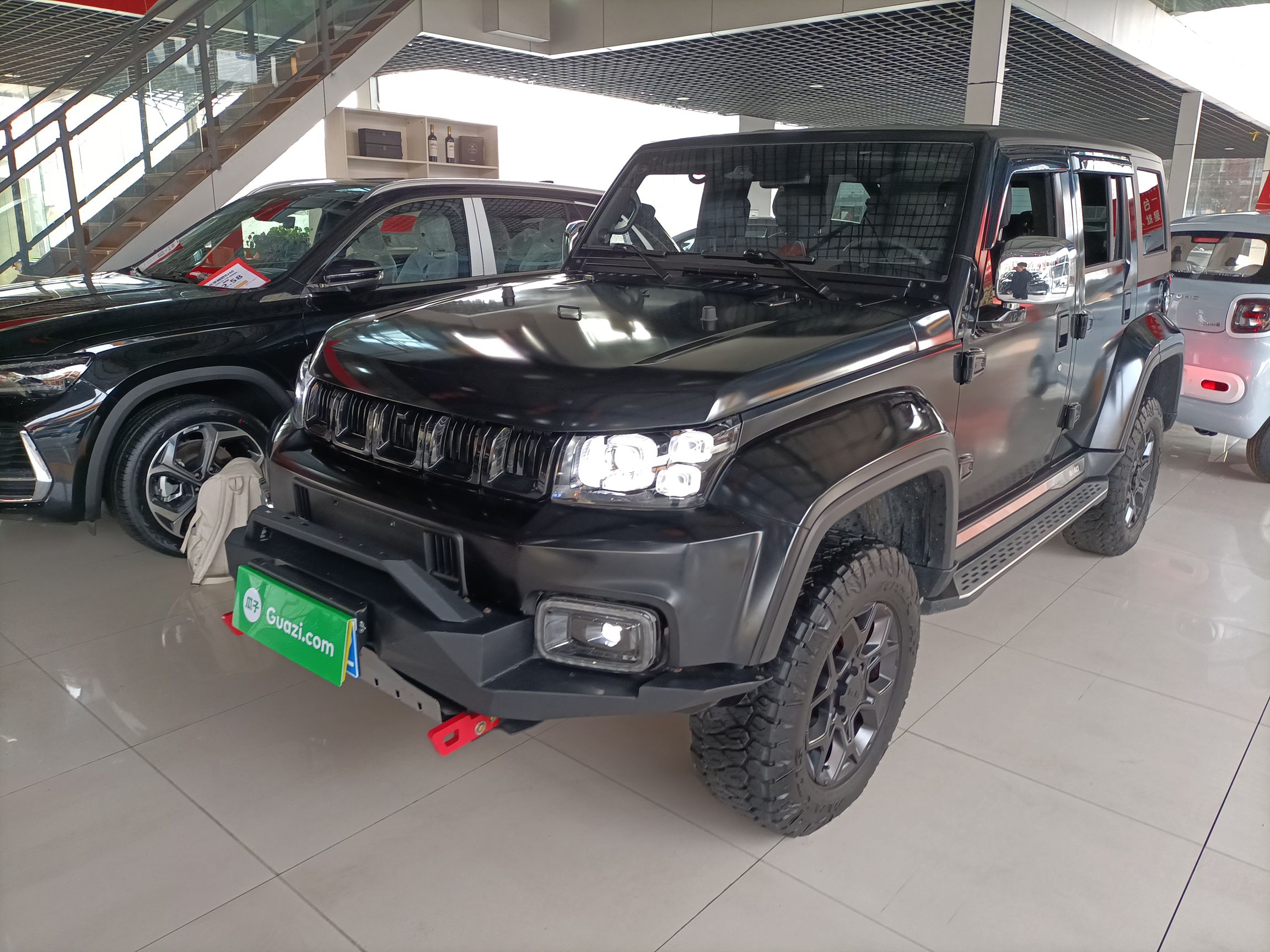 Под передней частью автомобиля